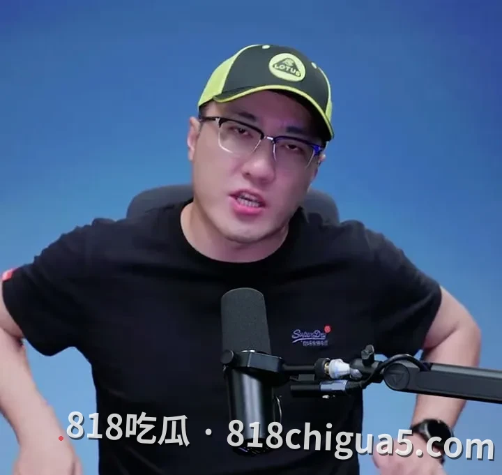 苹果折叠屏iPhone Duo成“社交货币”?王自如直言:国产折叠屏买1.6万不能当社交货币,苹果才是严父!供应链与工程能力碾压,国产品牌就别想靠展开社交了?