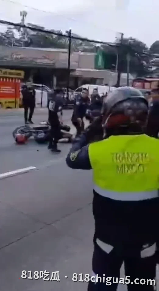美洲19公里摩托车袭击者被PNC枪杀:摩托车贴近警车瞬间开火?美国执法现场视频流出,暴力对抗竟致双双丧命?