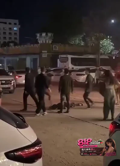 血肉之躯硬碰钢铁框架!本地时间19日深夜,越南街头一男子因与他人发生口角,疯狂砸车,司机一脚油门撞翻砸车男子!