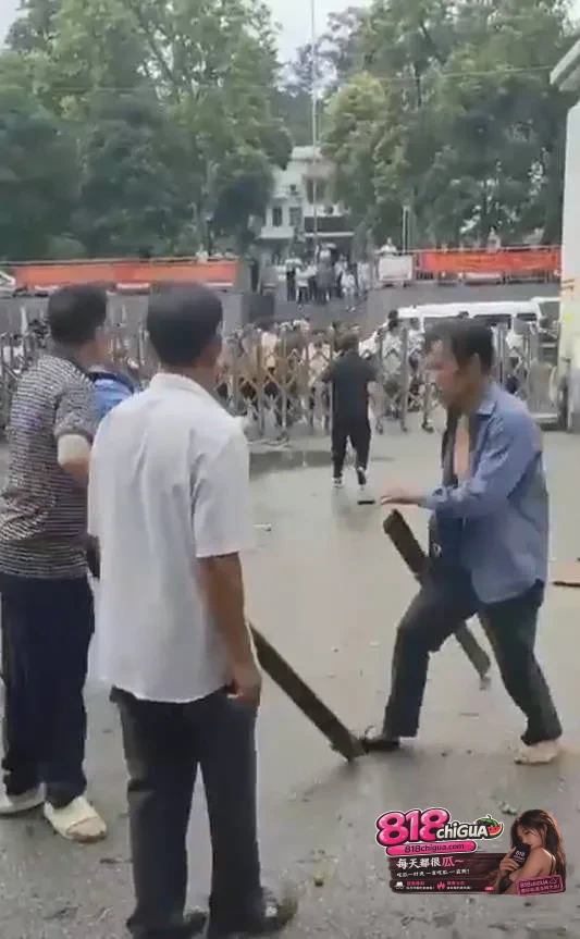 广西崇左突发冲突,两名当地村民因山林土地纠纷在镇政府门前持刀互砍,造成1人死亡、多人受伤!