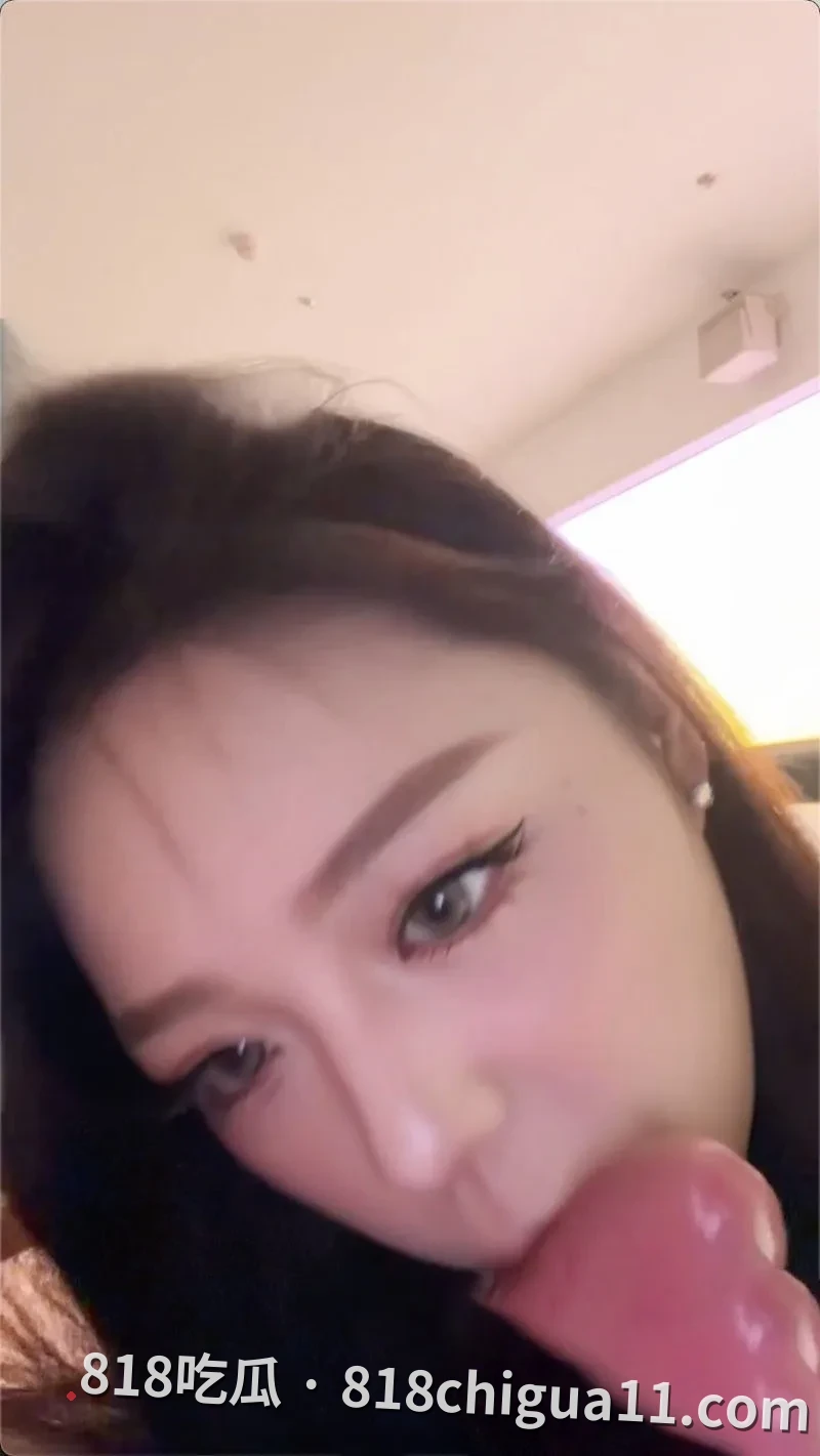 极品奶香婴儿肥母狗林芳丽主动侍奉金主视频泄密!雪白细腻的肌肤和饱满丰盈的大奶子,穿着黑丝侧躺姿势被大鸡巴挨操,淫水喷的大屌都是。