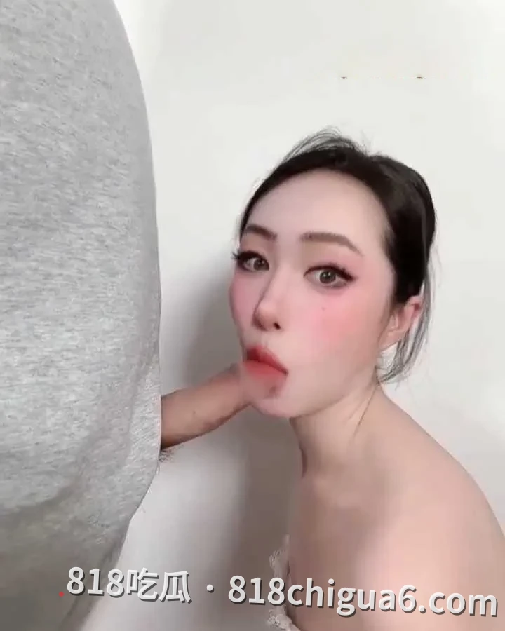 推特知名人妻Temuer郡公主深夜福利视频!平日高冷优雅的贵妇在私下却被大鸡巴征服,特别喜欢让男人将精液喷在她脸上。