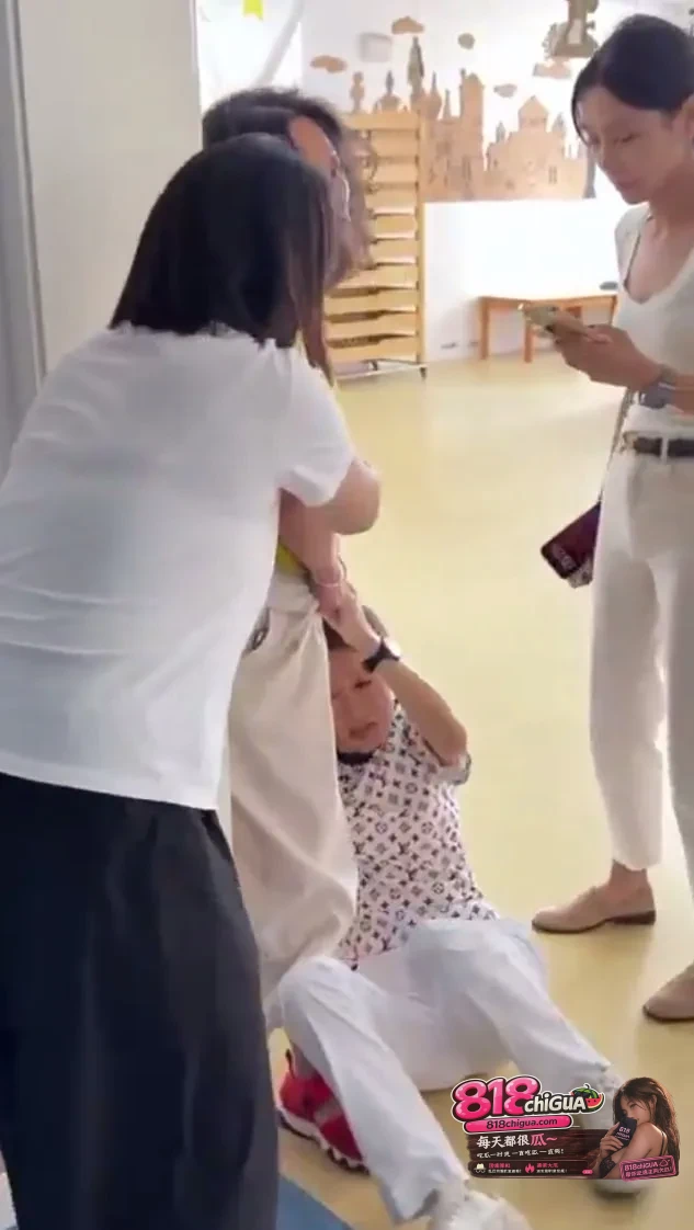 孩子摔倒家长失控“抓咬”园长!越界的野蛮撕扯,换不来合理的道歉