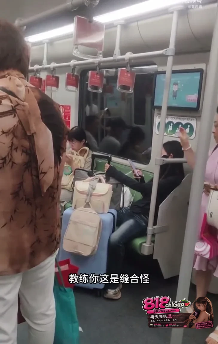 行李多能理解,拿包占位就不道德了!地铁这一幕,自私得令人窒息!