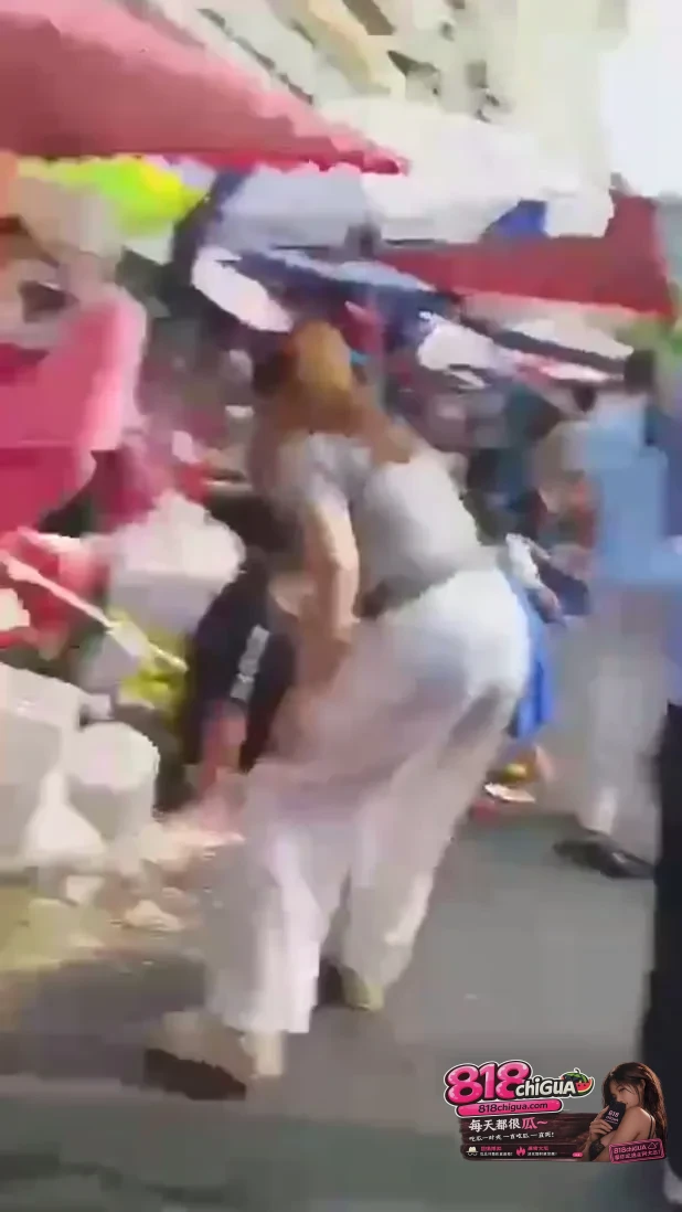 愿平安!贵州锦屏农贸市场惊魂一幕:“刹车当油门”敲响了谁的安全警钟?