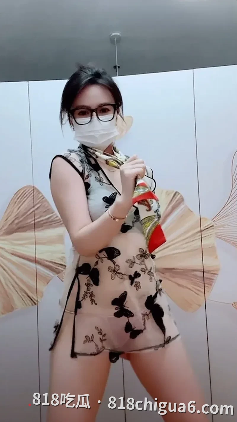 抖音骚妇小阿姨大王热舞合集 身穿多套情趣古装漏奶甩臀 看得人鸡儿邦邦硬