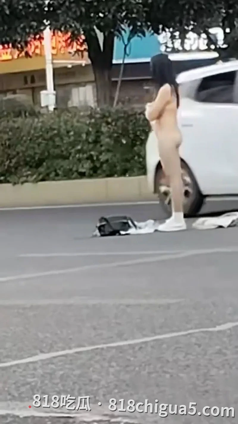高铁站惊现裸奔狂魔 邵阳极品少妇因情变愤然脱光光视频曝光 赤身立于马路中央,场面一度十分尴尬。