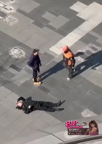 高手在民间,三对一也没占到便宜!外卖小哥被3名保安围殴,迅速反击放倒一人,随后骑车潇洒离去!