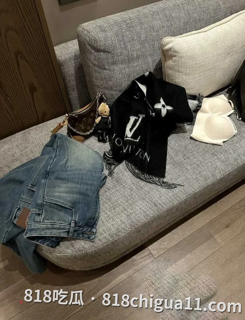 南京甜妹女大魏珊杰与男友性爱视频泄密!看着母狗打游戏掀起裙子猛操骚逼,戴套操的不爽直接取下后入,炸得鸡吧全是骚水。