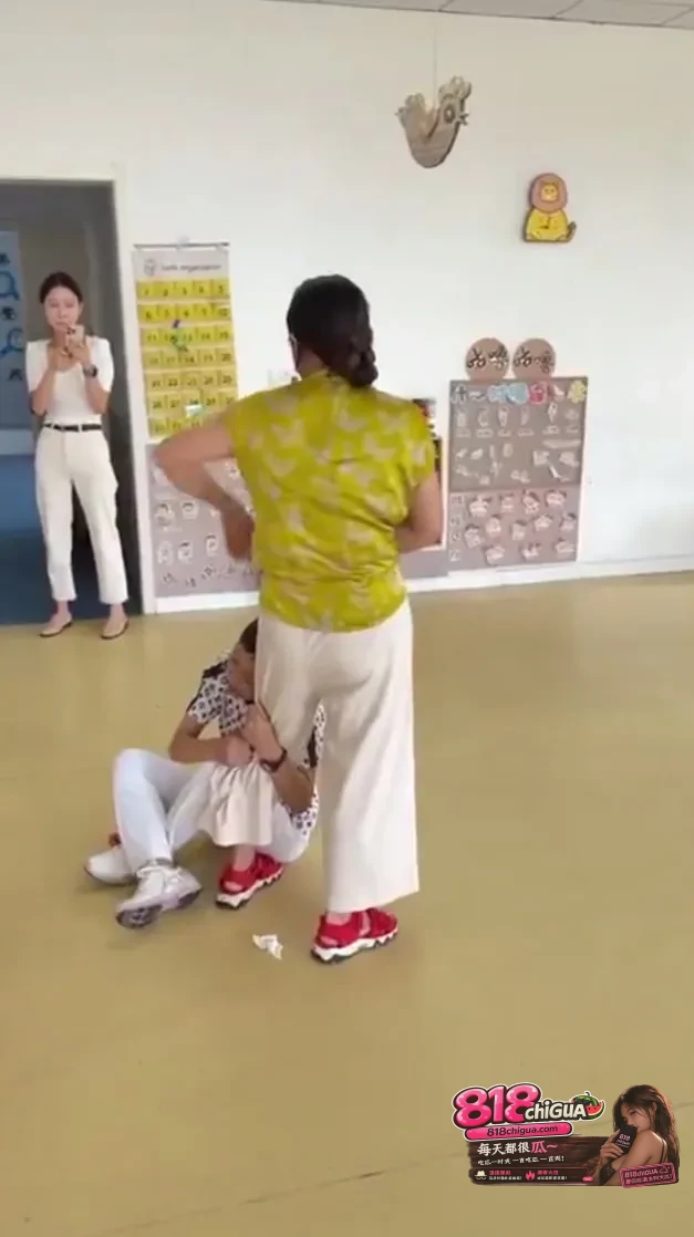 孩子摔倒家长失控“抓咬”园长!越界的野蛮撕扯,换不来合理的道歉