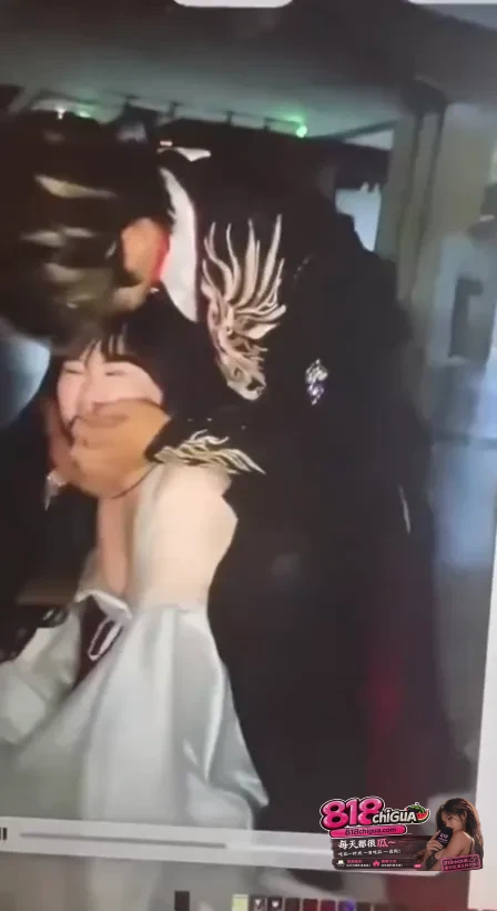 沈阳有鲤剧本杀大型吃瓜现场不雅视频曝光NPC强吻贴身挑逗C乘机揩油壁咚玩家难道这就是传说中的鸭店