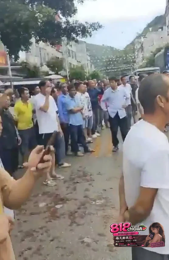 广西崇左突发冲突,两名当地村民因山林土地纠纷在镇政府门前持刀互砍,造成1人死亡、多人受伤!
