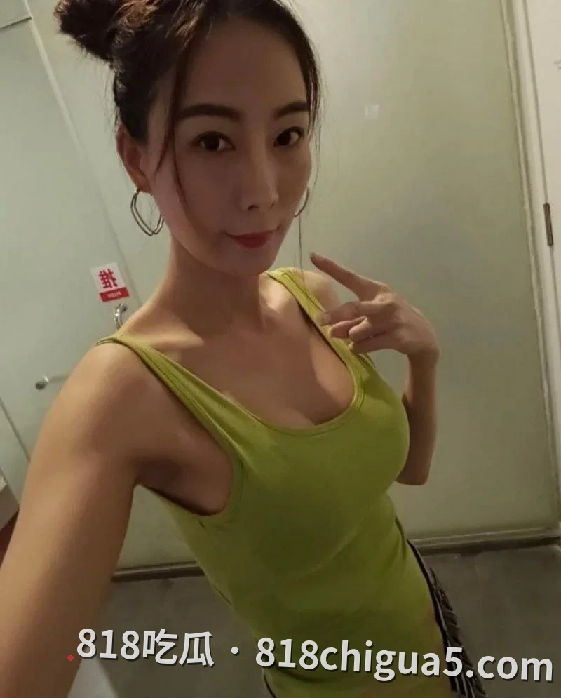 性欲爆棚的人妻根本是一台床上精液收割机 江苏徐州邱玉琪用黑丝勾引金主酒店开房 后入狂插骚逼小穴把男人当蓄电池用