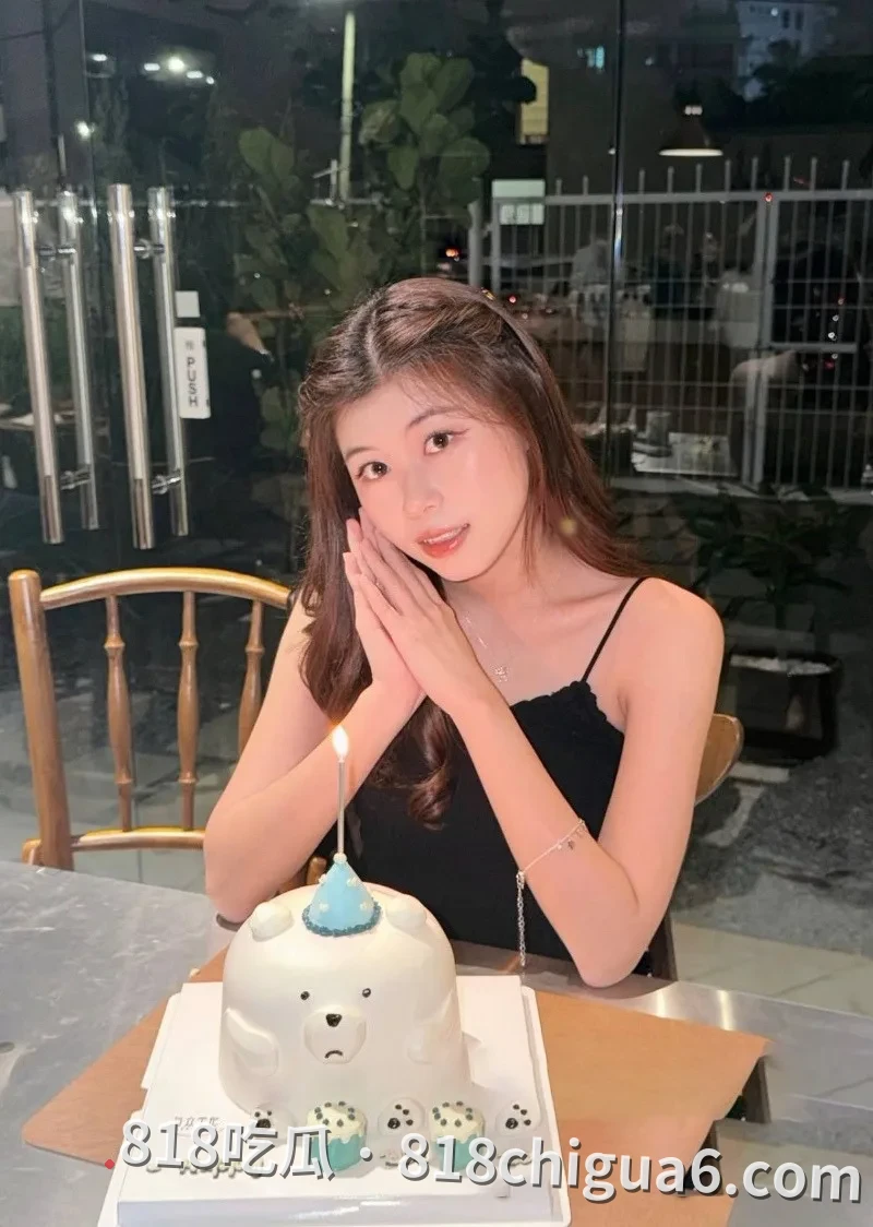 广西南宁绝美的长发超市性感少妇佳慧性爱视频流出!穿上黑色蕾丝袜搭配情趣内衣被后入抽插,变身成勾引男人的销魂妖精。