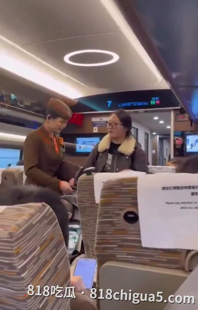 高铁G72女子推婴儿车堵过道20分钟!孩子“要休息”不让下车,乘客硬要过道她甩包扔狠话:“碰坏你们赔得起吗?”正脸曝光引热议:宝妈理解还是恶劣?