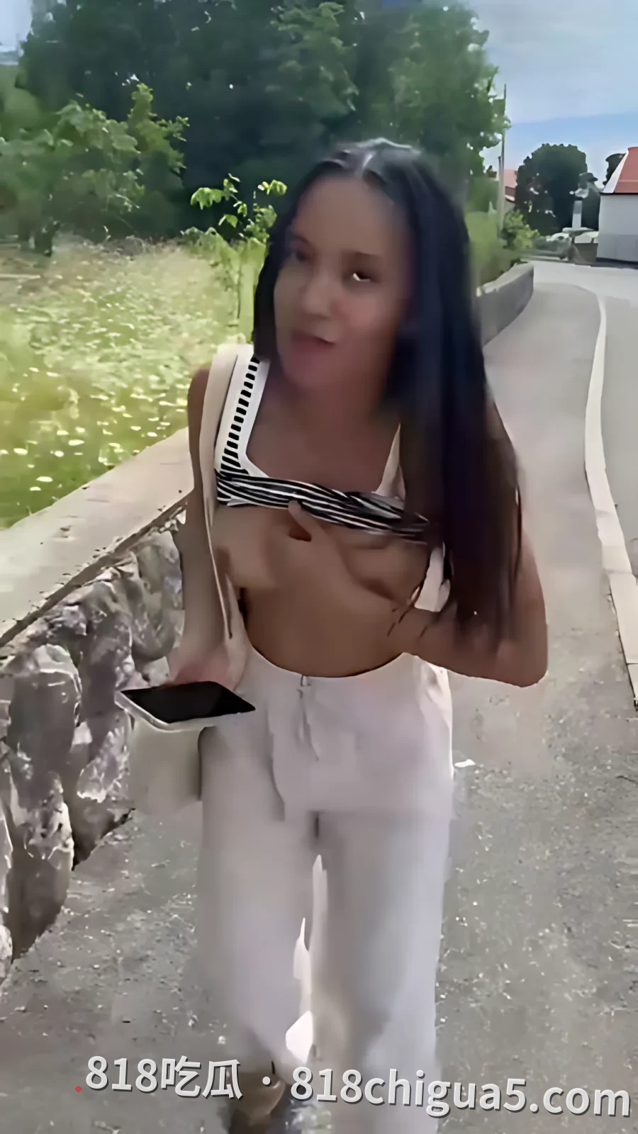 马来西亚留学生安娜户外露出视频曝光！主动完成主人的任务，女上位吸屌都满足不了骚逼，嘴里含着刚夹的大鸡巴猛吸。