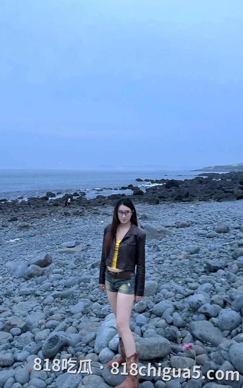 江苏顶美金佳蓉游戏中春情勃发双腿张开露出骚穴!边玩边体验骚逼传送来的快感,母狗越骚越浪大鸡巴就想肏爽她