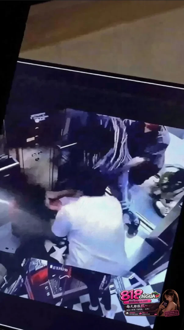 健身房男教练偷摸女会员遭家属堵截电梯群殴被几人轮番暴揍后倒地不起