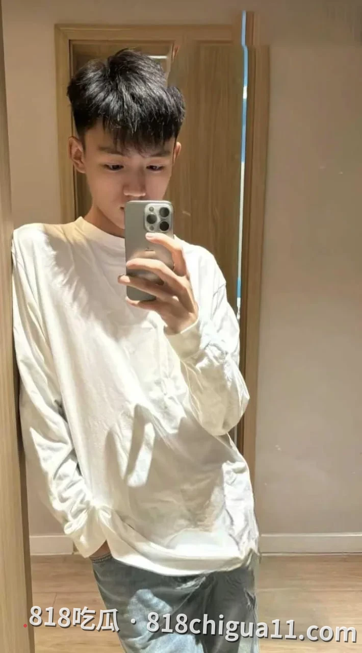 河南知名网红付迪凯彻底崩塌形象,一边花着前女友的钱,一边背叛对方还对其施暴,其前女友愤怒地将出轨证据以及性爱视频曝光。