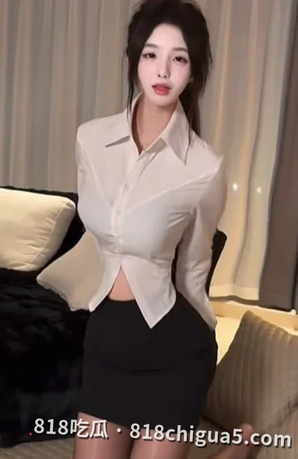 抖音反差婊八酱早期黑料视频最新流出,直播骚舞扭到发情,露奶抖臀身姿火辣看的人只想射