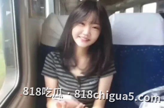 外表清纯可爱，实则浪荡淫骚！陕西反差女大学生【汪彤彤】与男友大尺度网聊视频流出，揉奶自慰双指狂扣骚穴，浪叫不止彻底放飞！