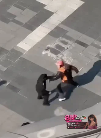 高手在民间,三对一也没占到便宜!外卖小哥被3名保安围殴,迅速反击放倒一人,随后骑车潇洒离去!
