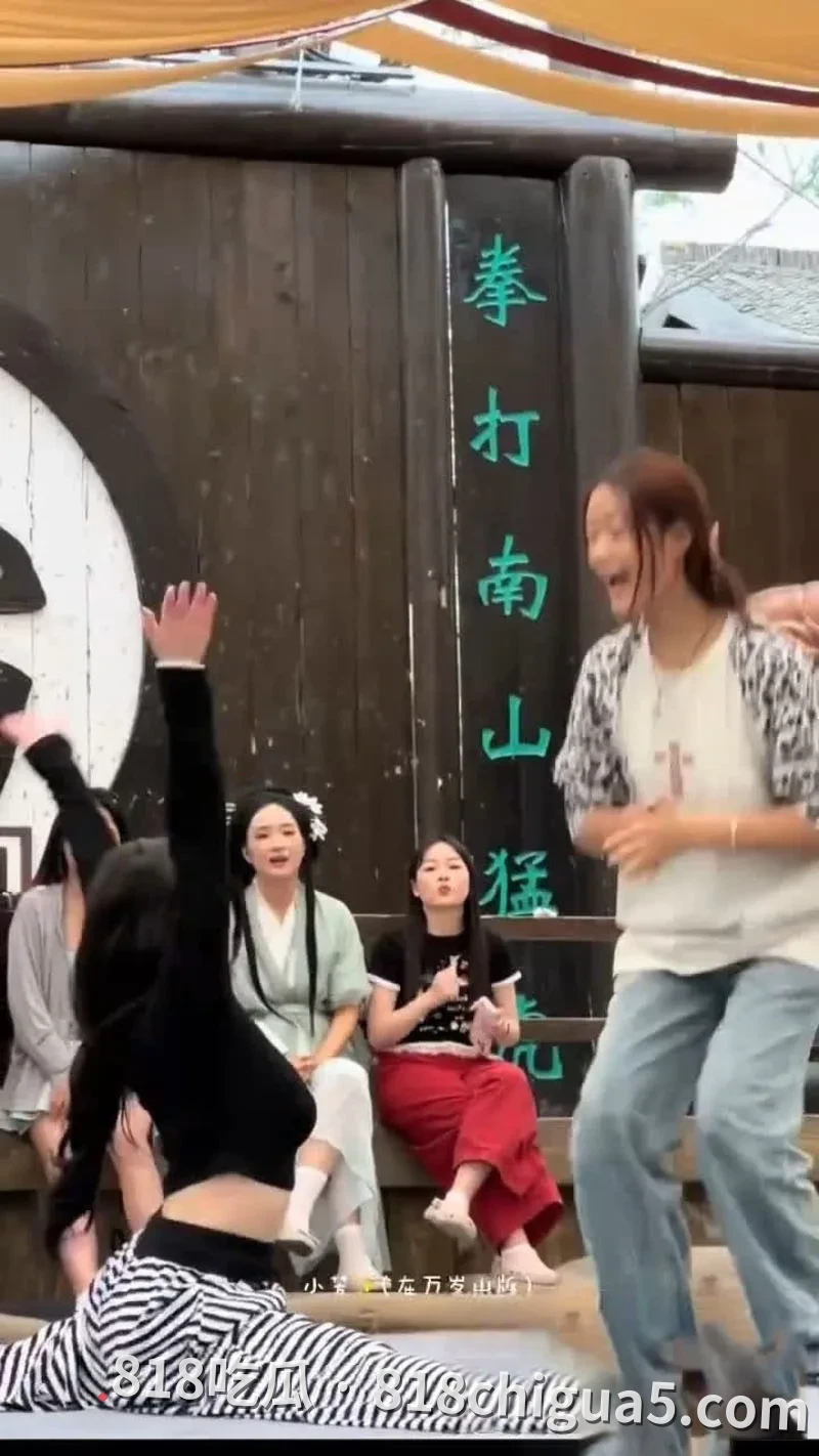 抖音热搜万岁山斗舞露奶视频曝光!性感黑衣条纹辣妹母狗下腰动作浮动太大,大奶外泄引全场欢呼尖叫。