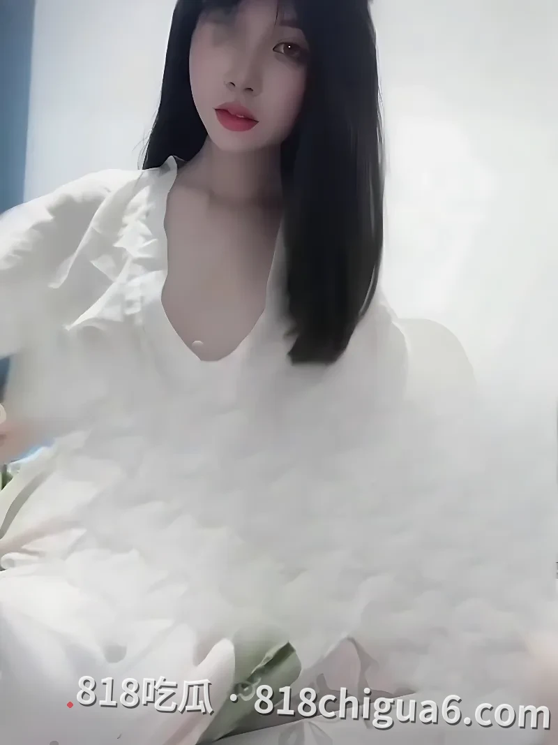 华南理工大学张丽楠被迫展示身材视频泄密!从普通白色背心到完全赤裸,原来所谓的面试只是个幌子,真正的目的是诱骗她进行色情直播。