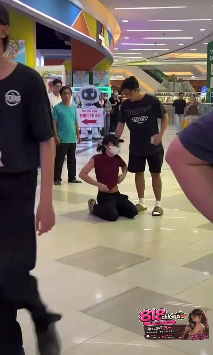 偷拍翻车现场!男扮女装混进商场女厕偷拍女子如厕被当场抓现行,拖出来外面暴揍大逼兜扇得连连求饶!