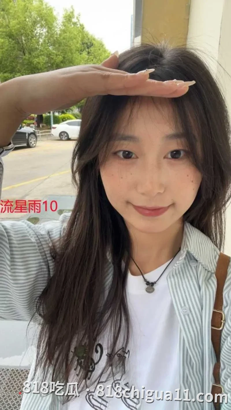 清纯校园女神钟妹叶私密视频被前男友曝光!母狗抓着粗壮肉棒后立即化身痴女,跪地含住并做出各种骚浪表情,让人难以相信这么饥渴。