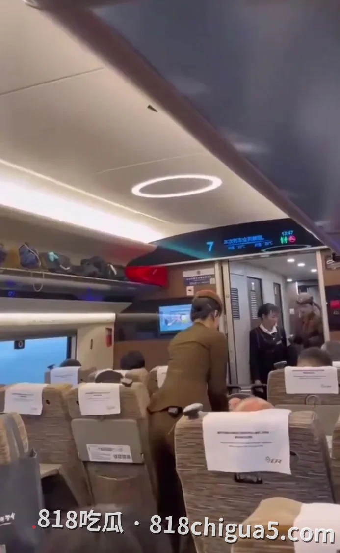 高铁G72女子推婴儿车堵过道20分钟!孩子“要休息”不让下车,乘客硬要过道她甩包扔狠话:“碰坏你们赔得起吗?”正脸曝光引热议:宝妈理解还是恶劣?