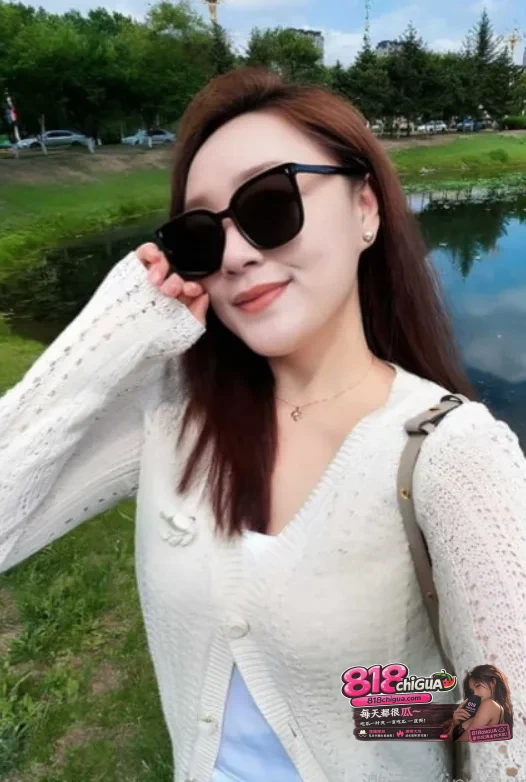 哈尔滨黑长直素颜妹罗雨薇约炮私拍透视黑蕾丝吊带睡裙跪趴酒店大床雪白蜜桃臀被男友强势抓揉拍打红印浮现