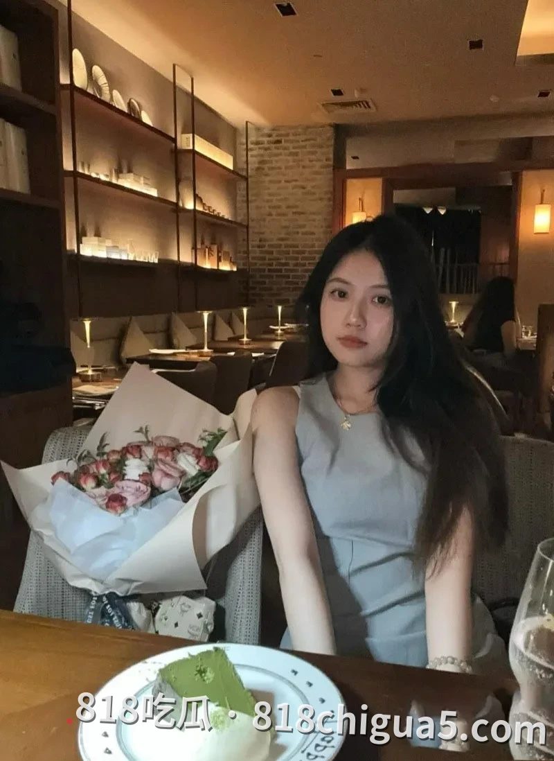 银行柜姐昕如与前男友做爱视频被爆!用性感网袜黑丝勾引,主动跪着口吸大屌进行安抚,喉咙还时不时的发出呻吟声。