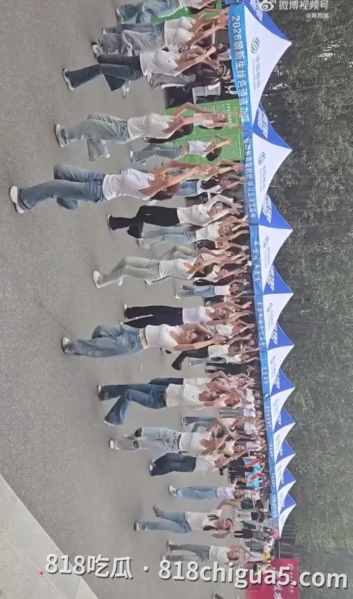 大学生迎新舞蹈C位永远不会让你失望！新生集体出场，舞蹈最燃的永远是“大家都很不错”的一刻