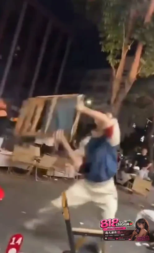 现在人戾气真重!夜市烧烤摊突发斗殴,多名男子大打出手,手拿折叠凳互砸头部,场面一片混乱!